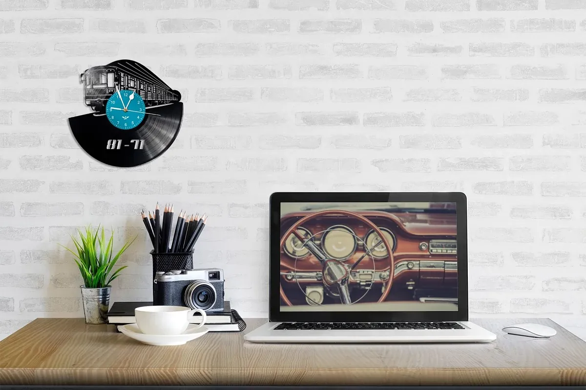 Vinyl record clock with Metro 81-71 motif