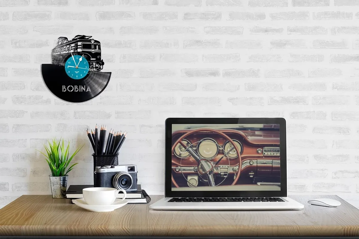 Vinyl record clock with Locomotive 140 motif