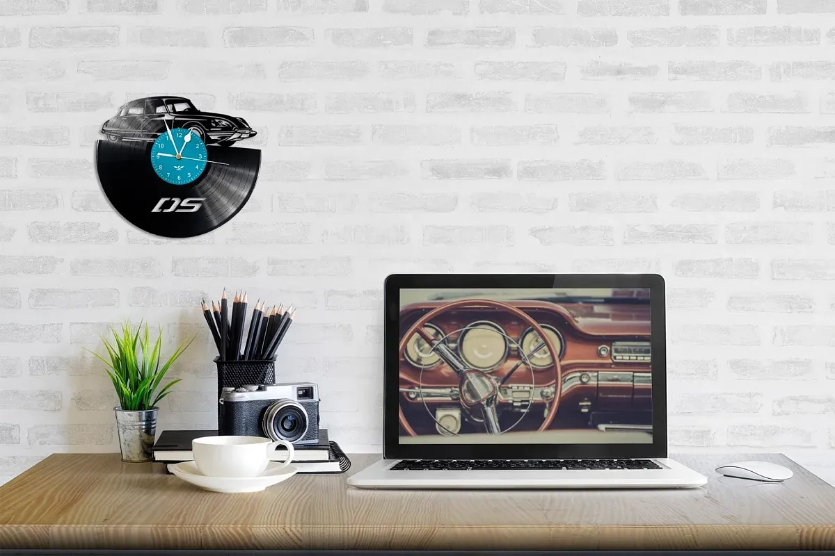 Vinyl record clock with french veteran DS motif