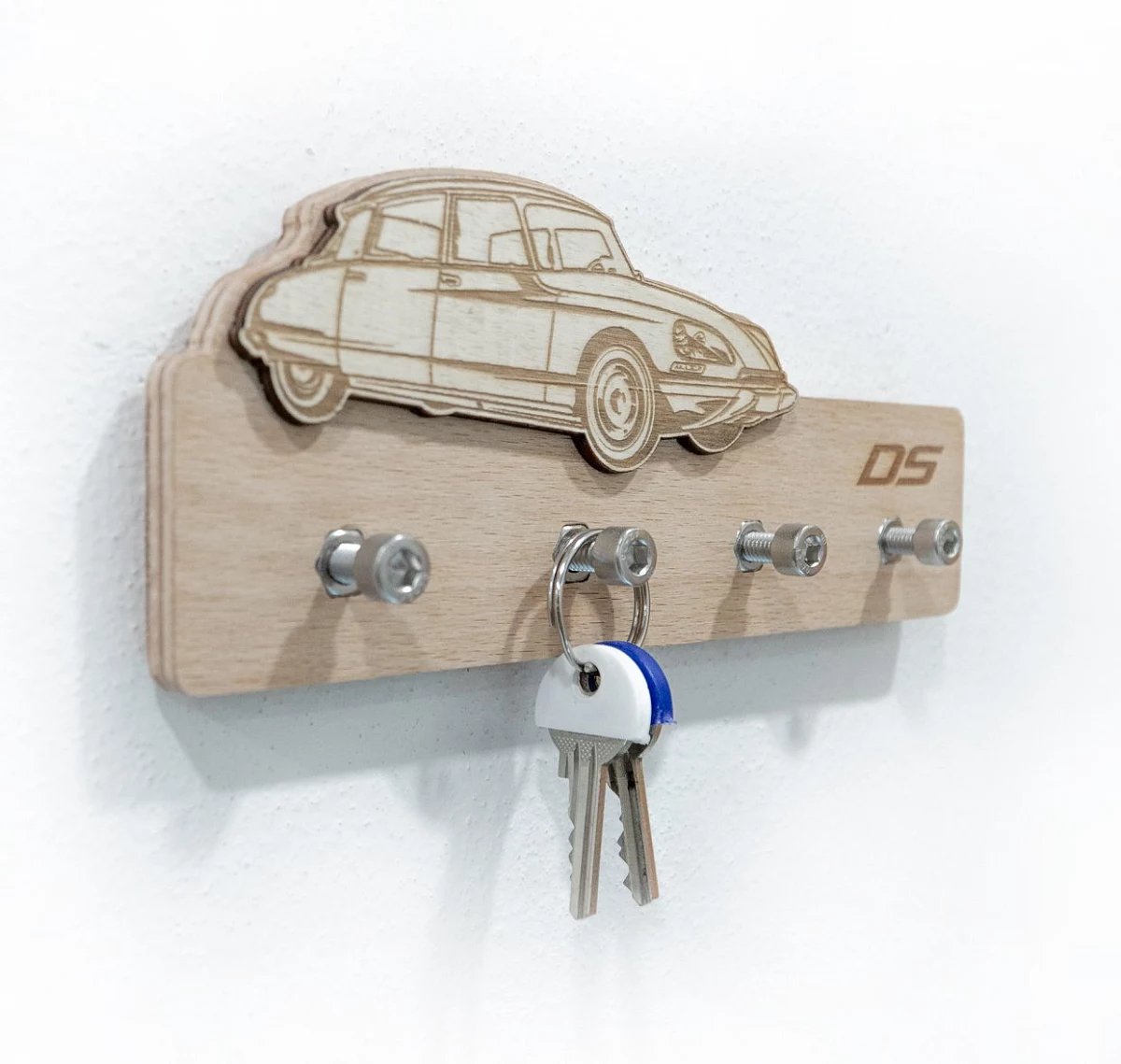 Wooden key hanger french veteran DS